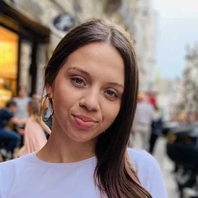 Jade, babysitter à Paris