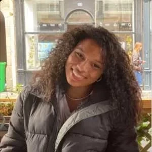 Cyrine , babysitter à Paris