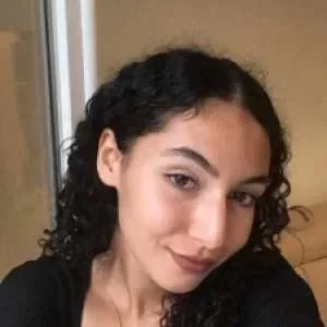 Yamna, babysitter à Marseille