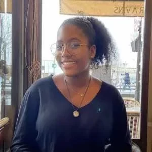 Jade, babysitter à Paris